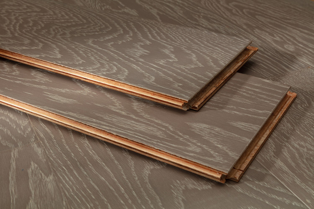 الأرضيات الخشبية الصلبة المركبة من خشب البلوط الطبيعي والجوز وخشب الساج وقشرة الخشب الصلب متعددة الطبقات والأرضيات الخشبية المصممة هندسيًا