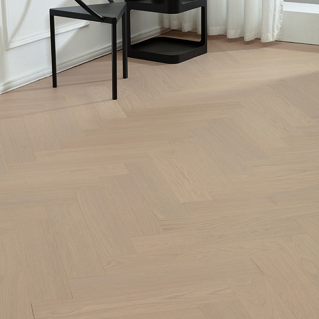 أرضيات خشبية صلبة من ثلاث طبقات متعرجة مصنوعة من خشب البلوط والجوز وأرضيات داخلية من الخشب الصلب مكونة من ثلاث طبقات