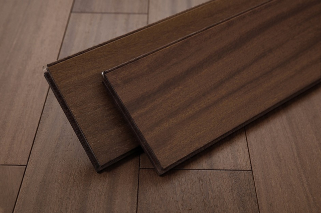 متجر المصنع الصيني كومارو الأرضيات الخشبية الصلبة T&G انقر فوق ديكور الأرضيات الداخلية المقاومة للاهتراء 