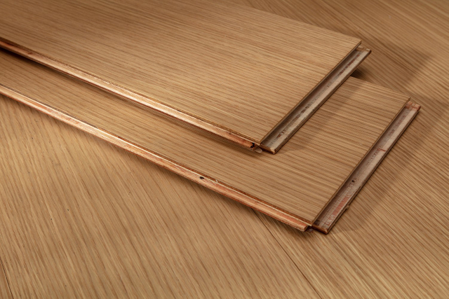 قشرة الخشب الطبيعي متعددة الطبقات الأرضيات الخشبية الصلبة خشب الساج الجوز البلوط الاستخدام الداخلي مقاومة للاهتراء مقاومة للرطوبة أرضيات خشبية هندسية