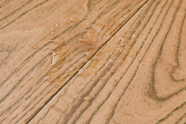 أرضيات خشبية صلبة بتصميم عصري غير رسمي لون الخشب الطبيعي T&G غرفة نوم داخلية وغرفة معيشة بطول 610 مم متعرجة