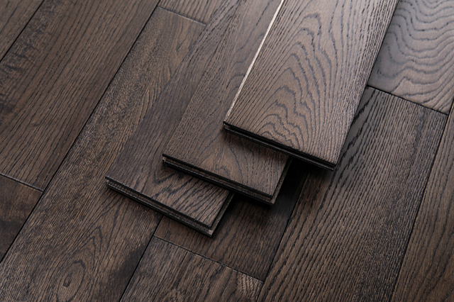 أرضيات خشبية صلبة للاستخدام الداخلي من خشب البلوط الأوروبي بأنماط متعددة بلون الجوز T&g لتزيين الأرضيات الخشبية لغرفة النوم وغرفة المعيشة