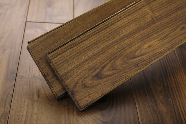 يستخدم المصمم الداخلي أرضيات من الخشب الصلب الصلب بلون الجوز الداكن مقاس 18 ملم لغرفة النوم الداخلية وغرفة المعيشة 100% من الخشب الصلب