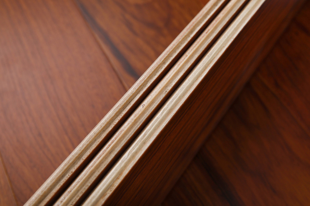 أرضيات خشبية هندسية متعددة الطبقات قشرة خشب طبيعي 0.6 مم خشب الساج والجوز والبلوط والكمثرى بطول 1210 مم أرضيات من الخشب الصلب هندسيًا